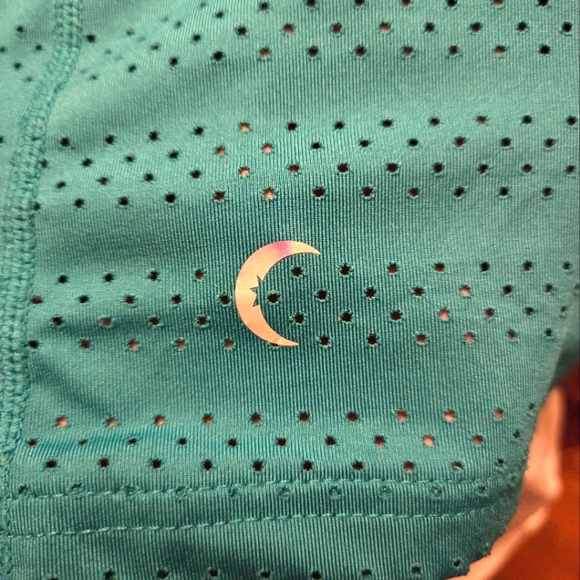 Zyia Chill Perforated Top - Picture 3 of 3